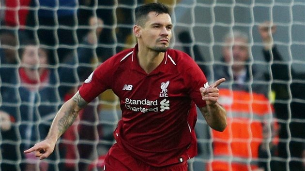 Liverpoolsk obrnce Dejan Lovren slav gl proti Newcastlu.