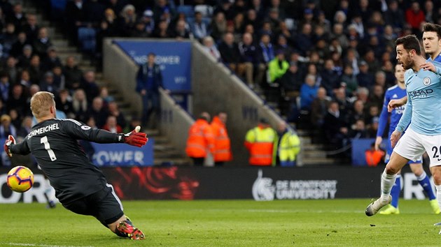 Dánský brankář Kasper Schmeichel z Leicesteru inkasuje po střele Bernarda Silvy z Manchesteru City.