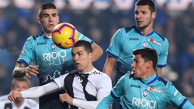 Cristiano Ronaldo z Juventusu Turn hlavikuje mezi obrnci Atalanty Bergamo a vyrovnv na 2:2.