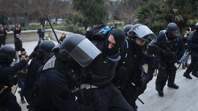 Ve Francii znovu demonstrovali pznivci hnut lutch vest. (29. prosince 2018)