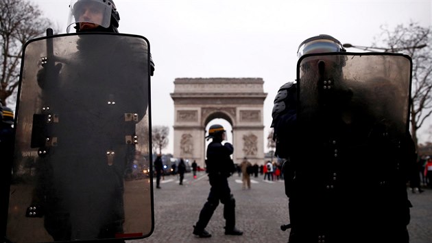 Ve Francii znovu demonstrovali pznivci hnut lutch vest. (29. prosince 2018)