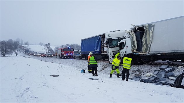 Nehoda tří nákladních aut u obce Štoky na silnici mezi Havlíčkovým Brodem a exitem na 112. kilometru dálnice D1.