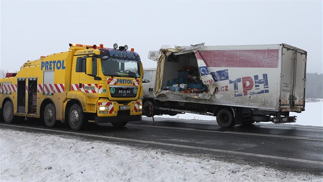 Nehoda tří nákladních aut u obce Štoky na silnici mezi Havlíčkovým Brodem a exitem na 112. kilometru dálnice D1.