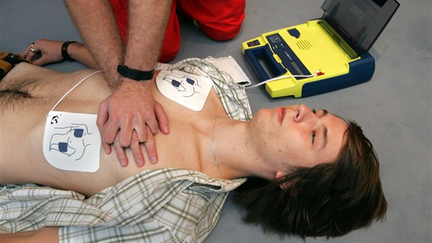 Automatizované externí defibrilátory zachraňují životy.