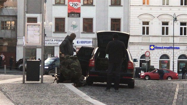 Policie zasahuje na nmst v Pbrami, kde v jedn z bank dr ozbrojen mu osm lid. (28.12.2018)