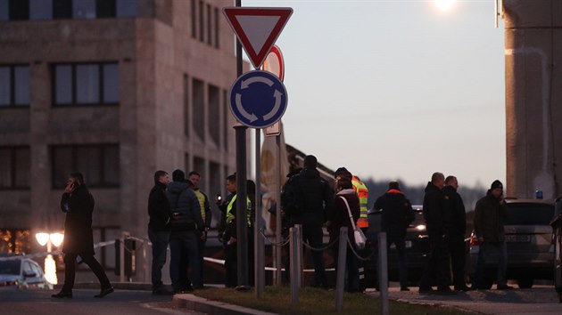 Policie zasahuje na nmst v Pbrami, kde v jedn z bank dr ozbrojen mu osm lid. (28.12.2018)