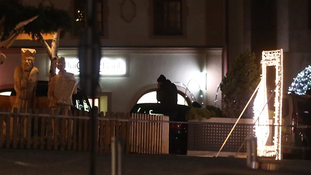 Policie zasahuje na náměstí v Příbrami, kde v jedné z bank drží ozbrojený muž osm lidí. (28.12.2018)