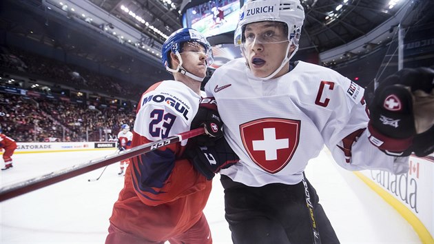 Daniel Buka (vlevo) napad vcarskho kapitna, Nando Eggenbergera v utkn mistrovstv svta hokejist do 20 let.