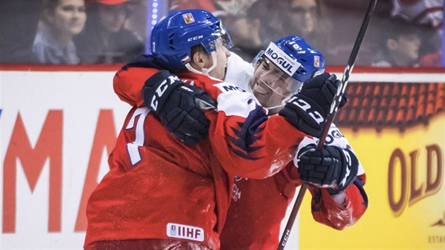 Martin Kaut a David Kvasnička slaví vítězný gól, kterým druhý jmenovaný český reprezentant rozhodl v prodloužení utkání mistrovství světa hokejistů do 20 let proti Švýcarsku.