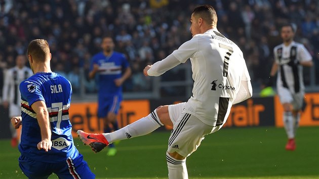 Cristiano Ronaldo z Juventusu Turn skruje v utkn proti Sampdorii Janov.