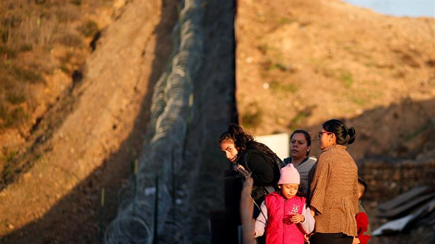 Migranti pekonvaj hranin plot na americko-mexick hranici. (27. prosince 2018)