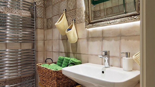 Do prostorné koupelny se světlým keramickým
obkladem a zelenou výmalbou se vešlo WC
i sprchový kout.