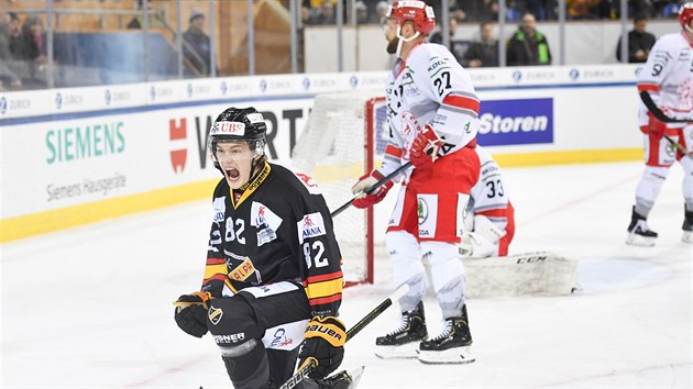Alexander Ruuttu z finského týmu KalPa Kuopio slaví gól v zápase s Třincem.