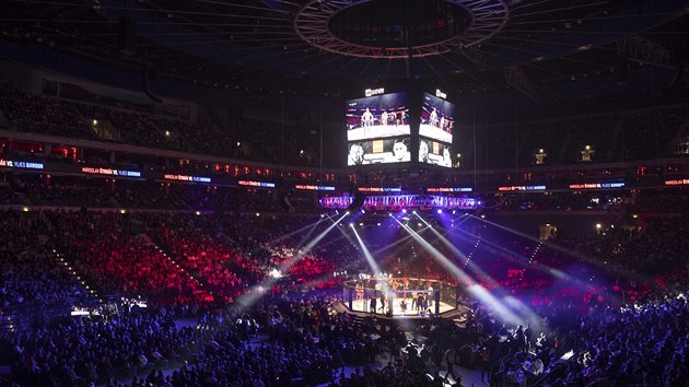 Nabitá O2 aréna sledovala souboje v MMA i v boxu.