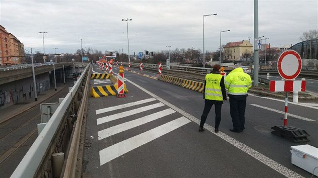 Na most v prask Bubensk ulici u metra Vltavsk se vrtila auta do 3,5 tuny.  (27. 12. 2018)