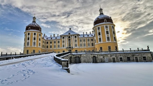 Zadn trakt zmku Moritzburg poslouil ve filmu jako hlavn pjezd na zmeck bl.