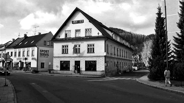 Jeden ze snmk esko-nmeck fotografick vstavy Zmizel Sudety ukazujc novodobou podobu nkdejho hotelu Schroth nedaleko centra Jesenku, do roku 1947 nazvanho jako Frvaldov i nmecky Freiwaldau.