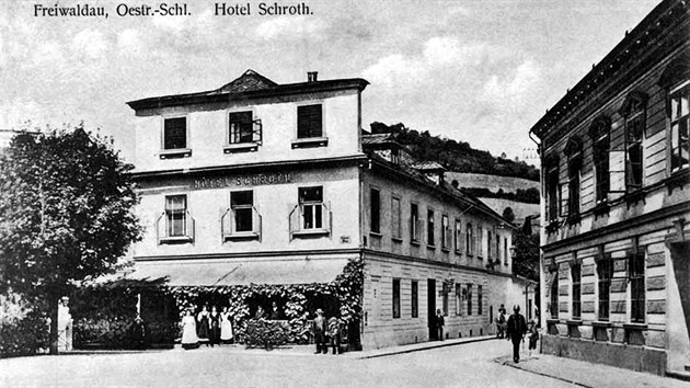 Jeden ze snmk esko-nmeck fotografick vstavy Zmizel Sudety ukazujc historickou podobu nkdejho hotelu Schroth nedaleko centra Jesenku, do roku 1947 nazvanho jako Frvaldov i nmecky Freiwaldau.