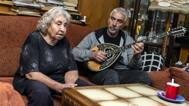 Ekaterina Dimoschakisová neztratila nic ze svého pěveckého umění ani v 91 letech, její syn Dimitrios ji doprovází na starobylý řecký strunný nástroj buzuki.