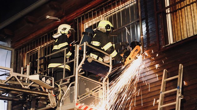 Šest jednotek hasičů bojovalo v Bohuňovicích na Olomoucku s požárem dřevěné dvoupodlažní hospodářské budovy.
