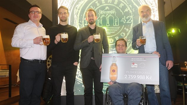 David Luke a Zdenk Svrk, slavnostn pevzali z rukou marketingovho editele Plzeskho Prazdroje Romana Trzaskalika ek s vtkem draby letonch Auknch lahv Pilsner Urquell.