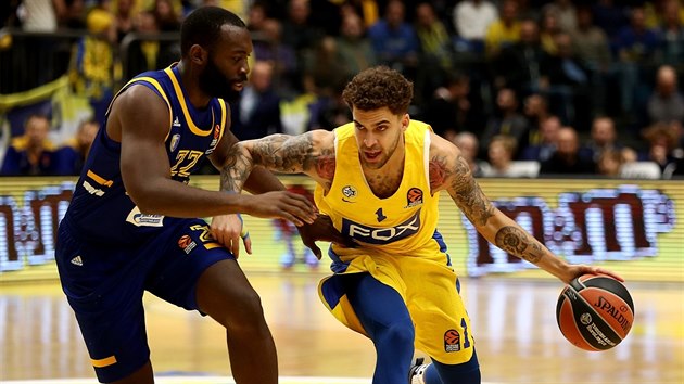 Scottie Wilbekin (vpravo) z Maccabi najd kolem Charlese Jenkinse z Chimek.