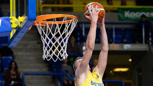 Opavsk basketbalista Jakub Slavk smeuje proti Fribourgu.