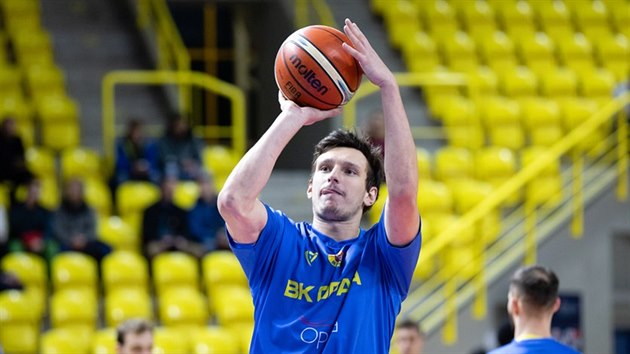Opavsk basketbalista Jan vandrlk se chyst na zpas s Fribourgem.