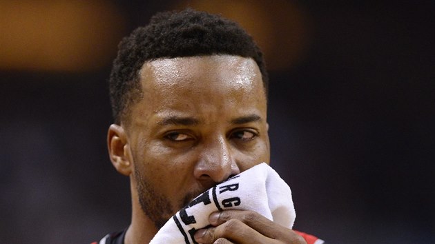 Norman Powell z Toronta opout scnu s rozraenm rtem.