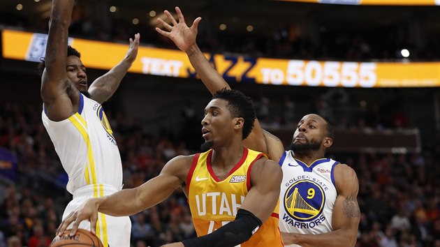 Donovan Mitchell z Utahu pronik ke koi Golden State kolem Jordana Bella (vlevo) a Andreho Iguodaly.