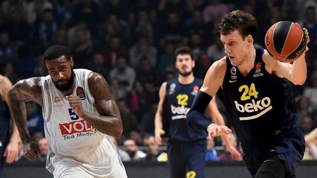 Jan Vesel� (24) z Fenerbahce z�skal m�� a �to�� na ko� Podgorice, skon�ilo to sme��. St�h� ho Earl Clark (vlevo), vzdal to Nemanja Gordi�.
