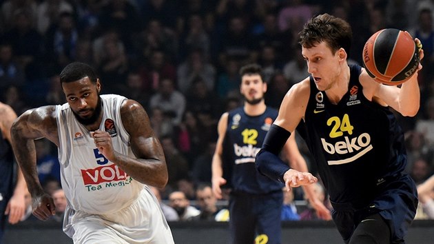 Jan Vesel (24) z Fenerbahce zskal m a to na ko Podgorice, skonilo to sme. Sth ho Earl Clark (vlevo), vzdal to Nemanja Gordi.