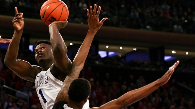 Zion Williamson (v blm) z Duke let ke koi Texas Tech kolem Tariqa Owense.