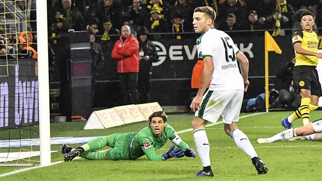 Jadon Sancho (vpravo) z Dortmundu skruje proti Mnchengladbachu, pekonanm glmanem je  Yann Sommer.