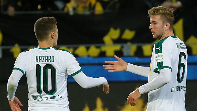 Christoph Kramer (vpravo) a Thorgan Hazard z Mnchengladbachu se raduj z glu.