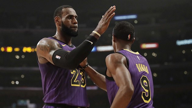 LeBron James (vlevo) a Rajon Rondo z LA Lakers slav.