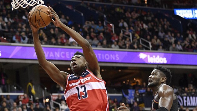 Thomas Bryant (13) z Washingtonu to na ko Phoenixu kolem Deandreho Aytona.