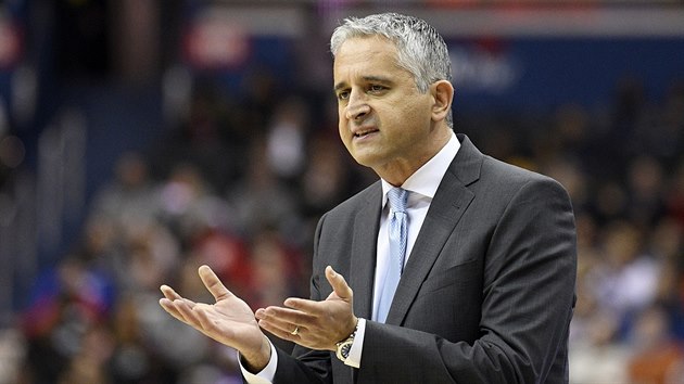 Trenr Igor Kokokov bhem zpasu svho Phoenixu s Washingtonem.