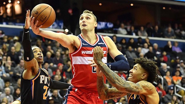 Sam Dekker z Washingtonu zakon�uje mezi Richaunem Holmesem (vlevo) a Kellym Oubrem z Phoenixu.