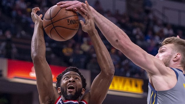 Chasson Randle (vlevo) z Washingtonu zablokovan Domantasem Sabonisem z Indiany.