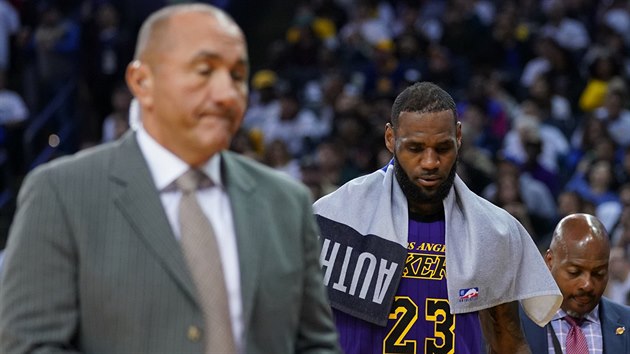LeBron James z LA Lakers opout zpas s Golden State se zrannm.