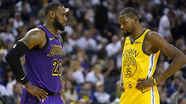 LeBron James (23) z LA Lakers a Kevin Durant (35) z Golden State bhem vnonho souboje.