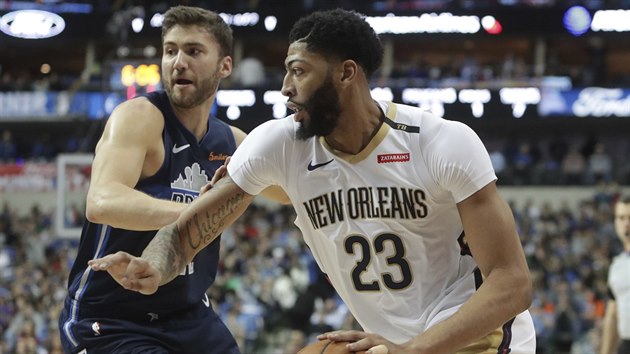 Anthony Davis (vpravo) z New Orleans unik podl Maxiho Klebera z Dallasu.