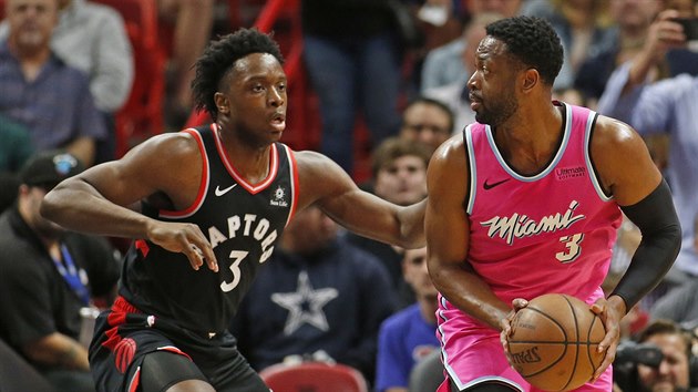 O. G. Anunoby (vlevo) z Toronta brn Dwyanea Wadea z Miami.