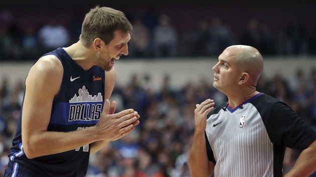 Dirk Nowitzki (41) z Dallasu se neshodl s rozhodm Jaycynem Goblem.