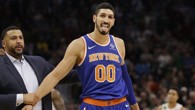 Enes Kanter (00) z New Yorku si uv nepze divk z Milwaukee, po stetu s Janisem Adetokunbem byl vylouen.