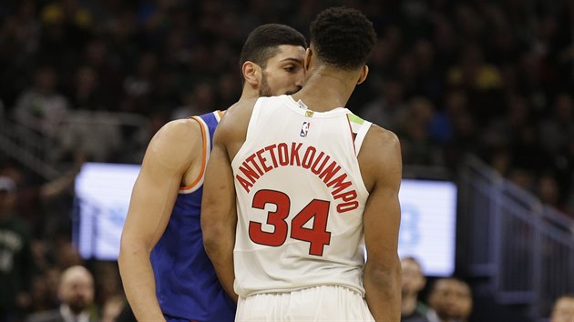 Turecko-eck konflikt. Enes Kanter (vlevo) z New Yorku provokuje Janise Adetokunba z Milwaukee.