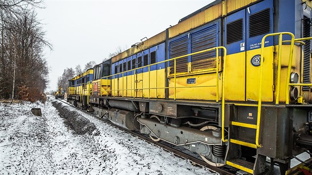 Firma opravila eleznin tra u ervenho Kostelce, kterou zneistila nafta pi nehod auta a vlaku (21. 12. 2018).