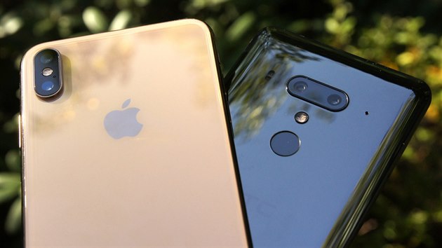 Apple iPhone XS Max a HTC U12+