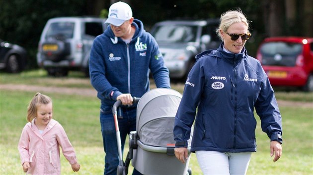 Zara Phillipsov, jej manel Mike Tindall a jejich dcery Mia a Lena v parku Gatcombe (8. z 2018)